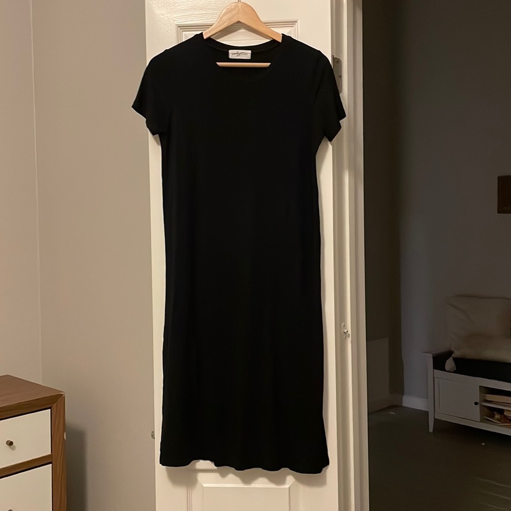 Super cute VERY comfy CJLA black dress with slits small